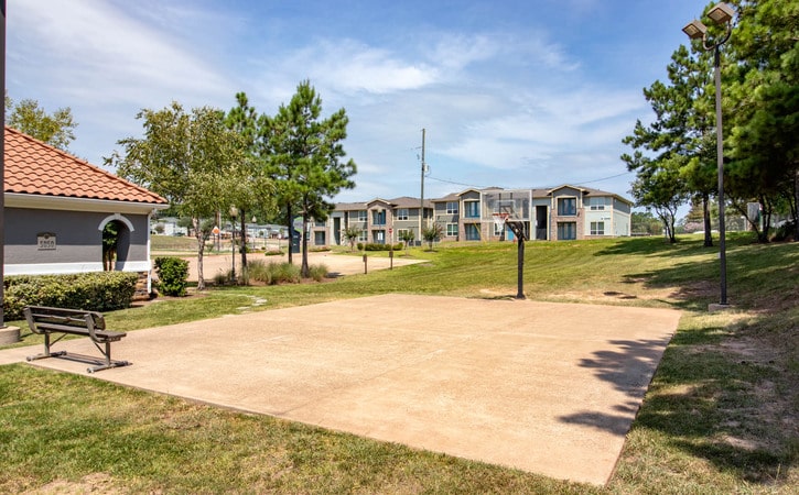 basketball court gateway huntsville apartments amenity near sam houston state university shsu texas tx